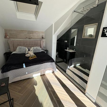 Luxury Apartment Martinis With Pool Split Exterior foto