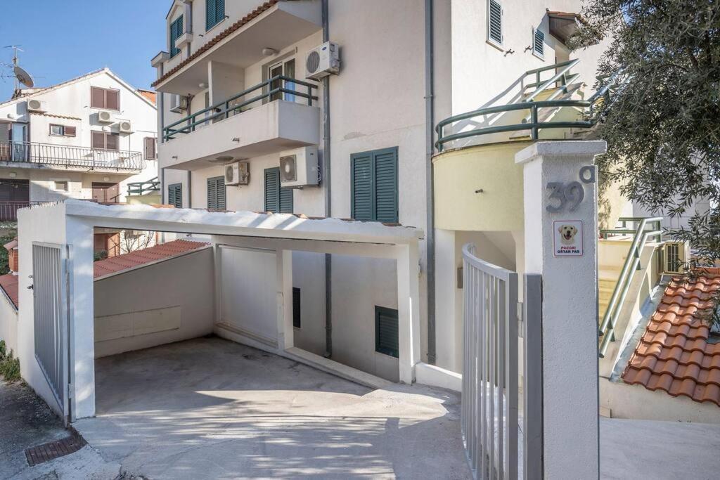 Luxury Apartment Martinis With Pool Split Exterior foto