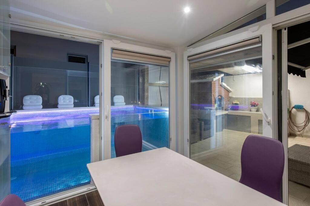 Luxury Apartment Martinis With Pool Split Exterior foto