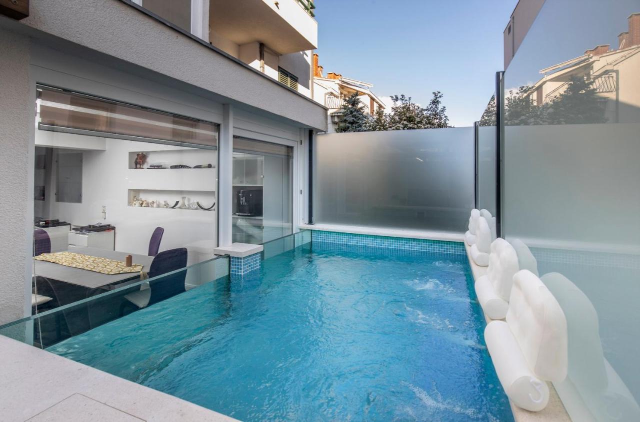 Luxury Apartment Martinis With Pool Split Exterior foto