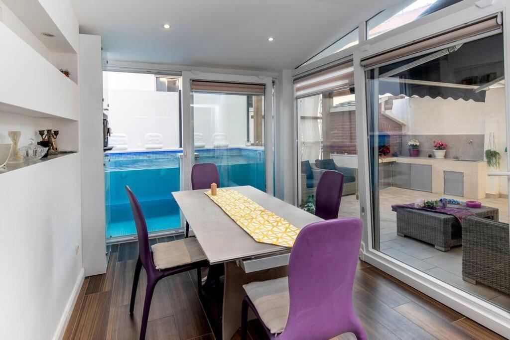 Luxury Apartment Martinis With Pool Split Exterior foto