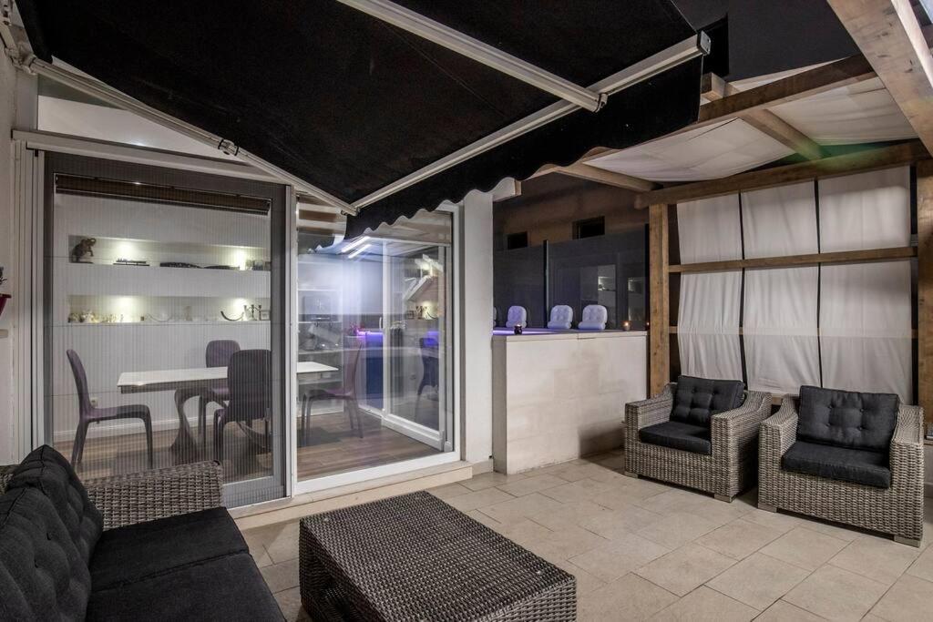 Luxury Apartment Martinis With Pool Split Exterior foto
